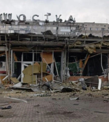 РФ кількома десятками дронів знищила будівлю вокзалу у Шостці. ФОТО