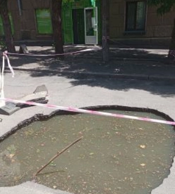 «Сморід страшенний, вікна не відкрити»: у центрі Миколаєва після ремонту колектора залишили величезну яму з нечистотами