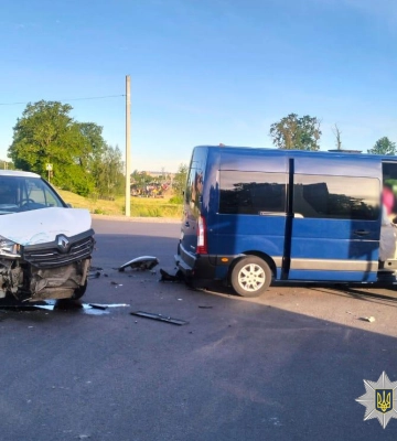 У Жовкві зіткнулися два мікроавтобуси: постраждала жінка