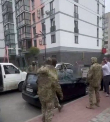У Луцьку неповнолітні пошкодили службове авто ТЦК