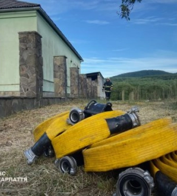 На Ужгородщині вогнеборці не допустили перекидання вогню на житловий будинок