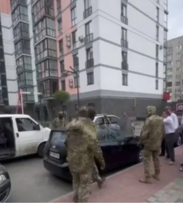 Волинянка звинуватила працівників ТЦК у побитті чоловіка з інвалідністю та сина-підлітка