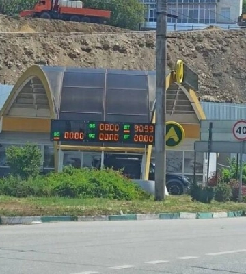 Заправитися зможуть не всі: кілометрові черги скували Донецьк та Крим