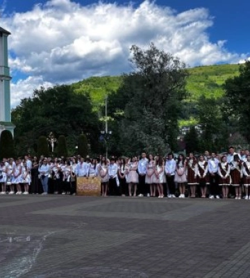 Сльози, золото та грошові конверти: як Рахів підкорив мережу найзворушливішим випускним 2026 року