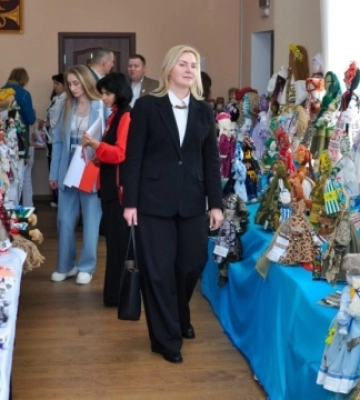 На Тернопільщині встановили нацрекорд - найбільша кількість ляльок-мотанок на одній локації