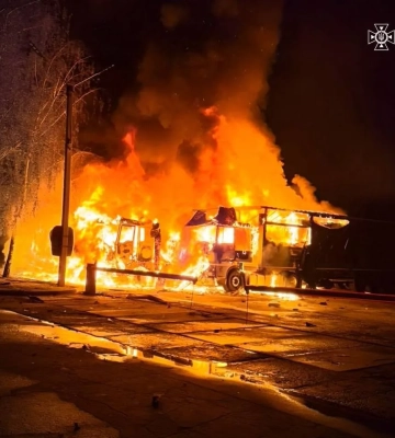 На Чернігівщині через атаку російського дрона загинув чоловік, згоріли сім вантажівок