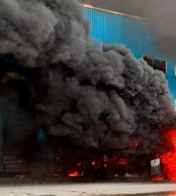 У Дніпрі після атаки росіян спалахнула пожежа на складі логістичної компанії