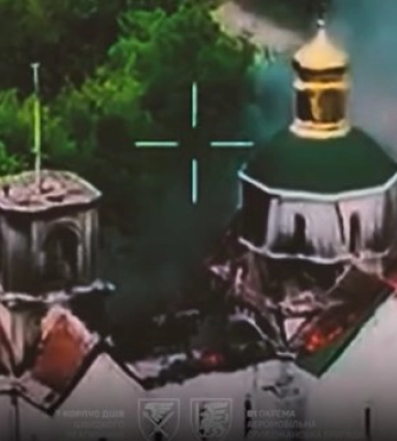 Окупани спалили церкву на Донеччині, скинувши запалювальний боєприпас з дрона. ВIДЕО