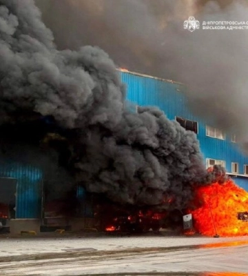 Удар балістикою по Дніпру: горить логістичний склад та десятки автівок
