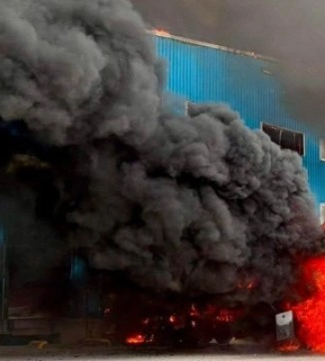 Ворог завдав удару по Дніпру, горить склад логістичної компанії
