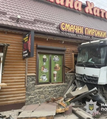 Смертельна ДТП на Хмельниччині: вантажівка врізалася у стіну придорожнього кафе