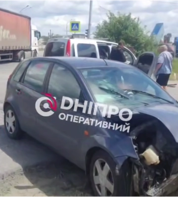 В Днепре на Полтавском шоссе автомобиль Ford на скорости протаранил две машины