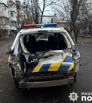 Вражеский дрон атаковал полицейское авто в Херсоне: пострадали трое патрульных