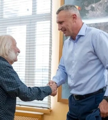 Мер Києва зустрівся з легендарним митцем і оконфузився