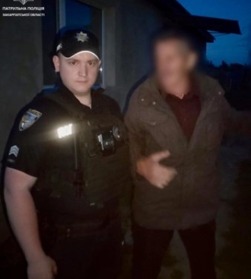 Не залишили в біді: в Ужгороді патрульні врятували чоловіка, який не міг дістатися додому