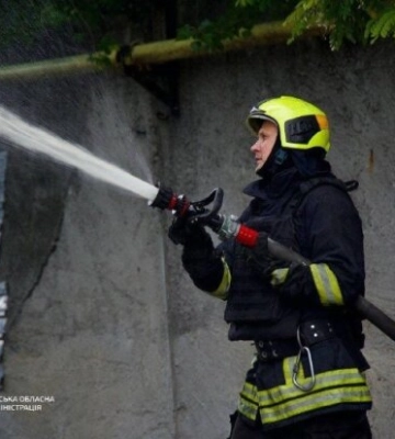 Ще один удар по Дніпровському району: війська РФ атакували логістичну компанію