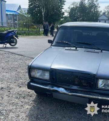 У селі на Буковині внаслідок тарану легковика та скутера постраждав пасажир-підліток останнього