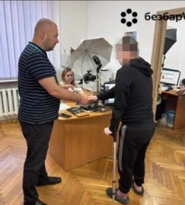 Безбар’єрність на практиці: у Сваляві пораненому військовому допомогли відновити паспорт