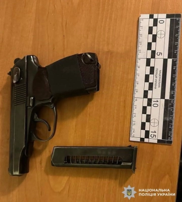 Київські поліцейські затримали зловмисника за стрілянину на дорозі та поранення людини