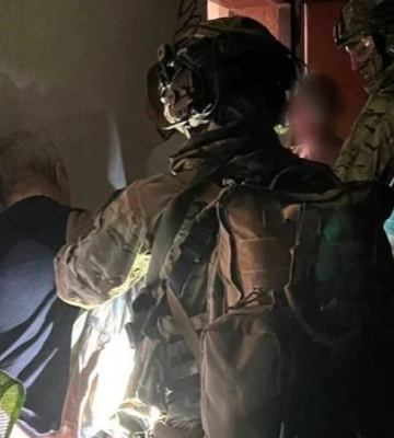 В Оболонском районе Киева мужчина трижды выстрелил в сторону другого водителя и ранил его в живот — полиция