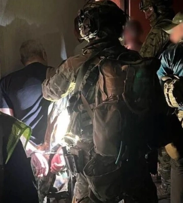 Київські поліцейські затримали зловмисника за стрілянину на дорозі та поранення людини
