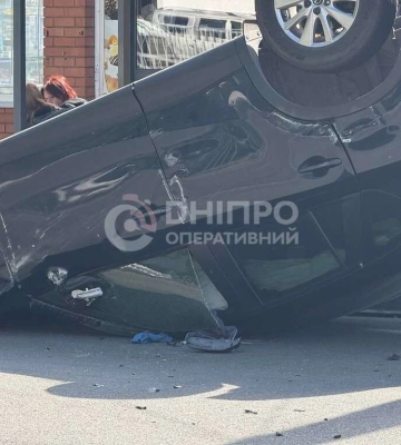 В Днепре на Рабочей перевернулся автомобиль