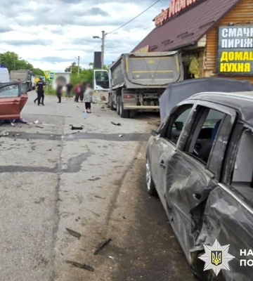 Вантажівка протаранила авто і врізалася в кафе на Хмельниччині, є загибла і травмовані