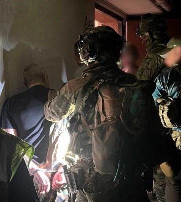 Київські поліцейські затримали зловмисника за стрілянину на дорозі та поранення людини