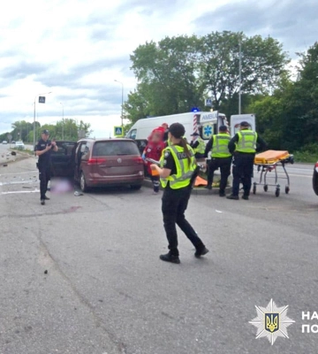 Вантажівка протаранила авто і врізалася в кафе на Хмельниччині, є загибла і травмовані