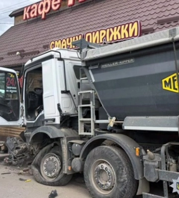 На Хмельнитчине грузовик врезался в автомобили и влетел в кафе