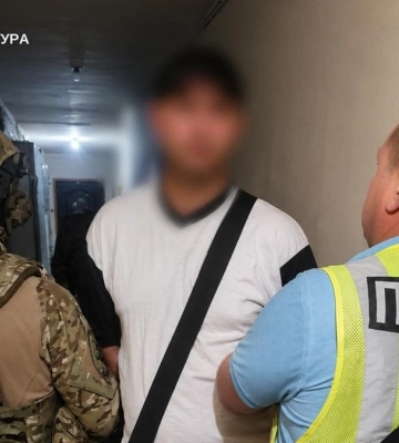 У Києві ремонтник напав з ножем і гранатою на пенсіонерку та пограбував її