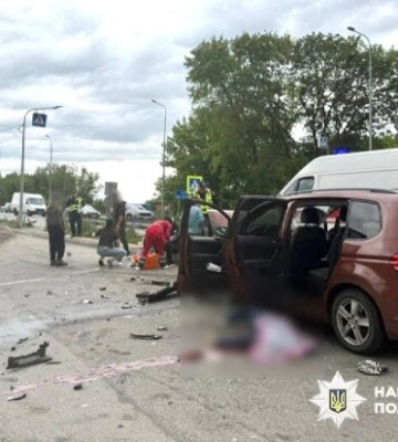 Вантажівка протаранила кафе на Хмельниччині: 51-річна жінка загинула на місці, троє травмованих