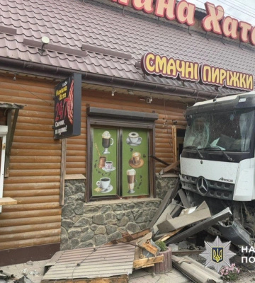 Вантажівка протаранила авто і врізалася в кафе на Хмельниччині, є загибла і травмовані