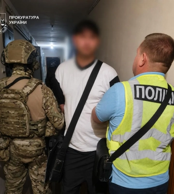 У Києві ремонтник напав з ножем і гранатою на пенсіонерку та пограбував її