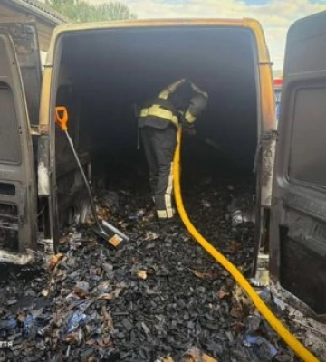 За крок до вибуху: нічна пожежа у Виноградові ледь не спопелила два мікроавтобуси на Меденці