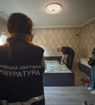 Взято під варту багатодітну матір із Закарпаття, яка знімала порно з малолітньою дочкою. ФОТО