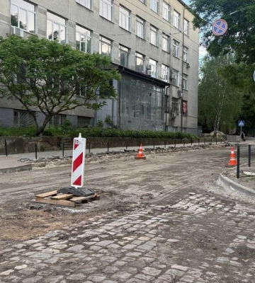 Під час ремонту вулиці у Львові під асфальтом виявили історичну бруківку