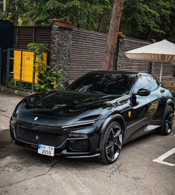 Полный привод и 12 цилиндров: в Киеве заметили первый кроссовер Ferrari за $500 000 
