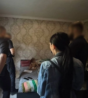Порно с малолетней дочерью: многодетную мать взяли под стражу