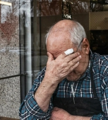 У Нововолинську внучка побила дідуся металевою мискою, милицею та ножем: суд виніс вирок  | Новини Нововолинська