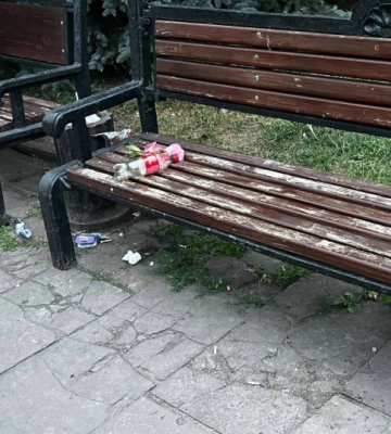 Театральна площа Чернівців потопає у смітті