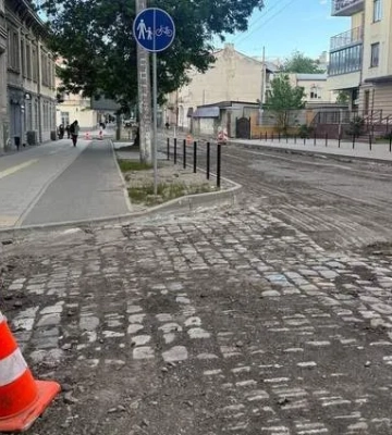 Під час ремонту вулиці у Львові під асфальтом виявили історичну бруківку