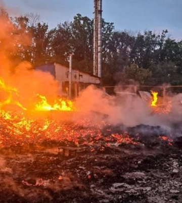Атака російських БпЛА спричинила пожежу на підприємстві на Харківщині. ФОТОрепортаж