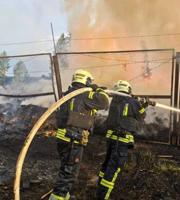 Дрони рашистів вдарили по підприємству на Харківщині — виникла пожежа (, )