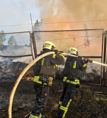 Під час гасіння пожежі після обстрілу підприємства під Харковом росіяни завдали повторного удару