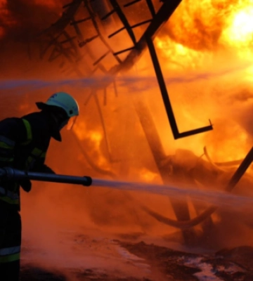 На Київщині через російську атаку загорівся склад, є постраждалий