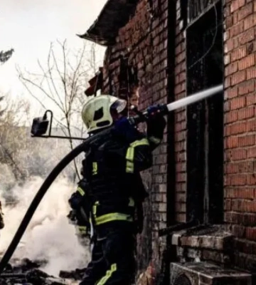 Унаслідок повторної атаки БпЛА на Харківщині спалахнула пожежа на підприємстві