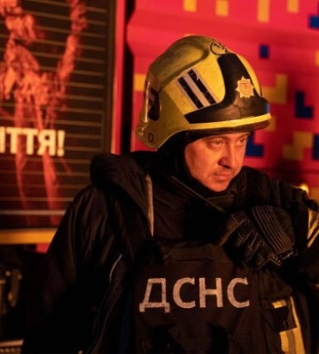 Нічна атака на Подільський район Києва: пошкоджено 9-поверхівку, авто згоріли вщент