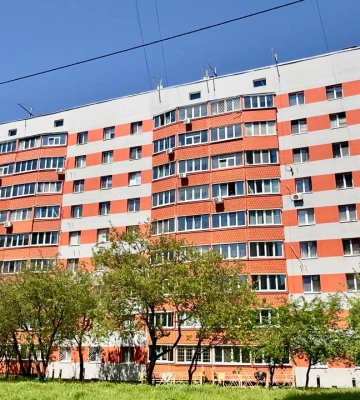 Многоэтажку, поврежденную россиянами, восстанавливают на Северной Салтовке