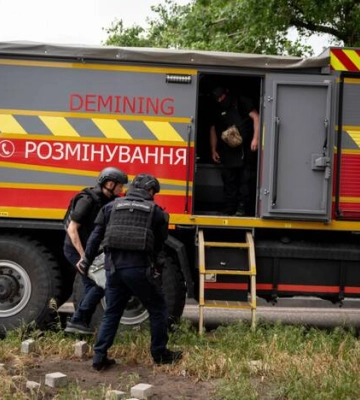 В Одесі знешкодили російський дрон, який застряг на рівні 15-го поверху багатоповерхівки (, )